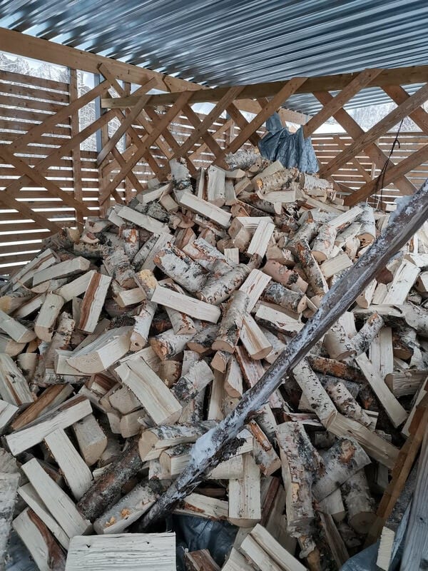 Kuivaa koivuklapia katetussa puuliiterissä