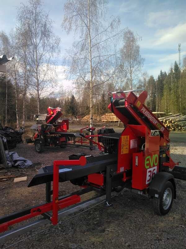 Palkemaster EVO 36 -klapikone pihalla valmiina vuokralle